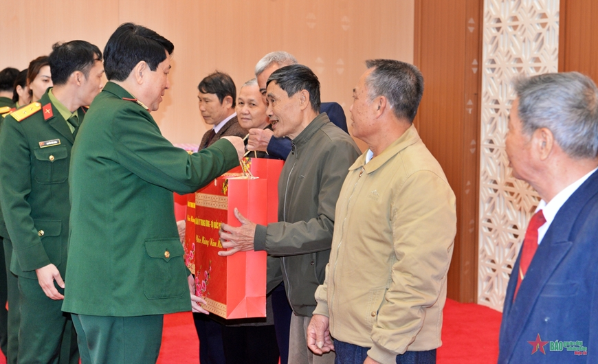 Đại tướng Lương Cường kiểm tra sẵn sàng chiến đấu và thăm, chúc Tết tại Phú Thọ